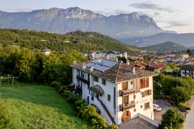 Relais Vecchio Maso, vista aerea tra vigneti e montagne del Trentino