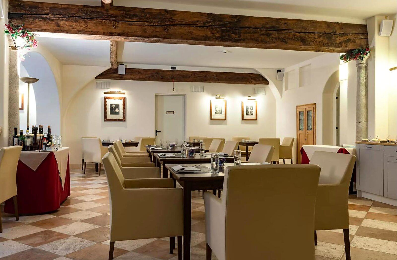 Sala del ristorante con travi in legno, Relais Vecchio Maso